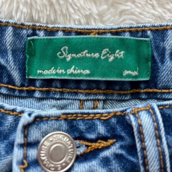 Signature eight Jean shorts with rips - Size Small - Picture 2 of 3